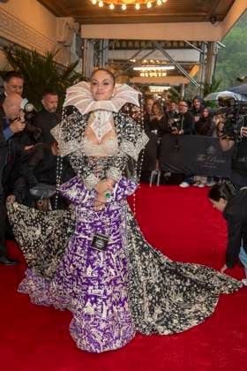 The pierre hotel: 2025 met gala departures (new) the pierre hotel: 2025 met gala departures. May 05, 2025, new york, new york, usa: natasha poonawalla wearing manish malhotra departs the pierre hotel for 2025 met gala on may 05, 2025 in new york city. (Foto: M10s Thenews2 imago images) The pierre hotel: 2025 met gala departures  Copyright: xRonxAdarx