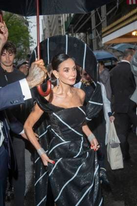 The pierre hotel: 2025 met gala departures (new) the pierre hotel: 2025 met gala departures. May 05, 2025, new york, new york, usa: demi moore wearing thom browne departs the pierre hotel for 2025 met gala on may 05, 2025 in new york city. (Foto: M10s Thenews2 imago images) The pierre hotel: 2025 met gala departures  Copyright: xRonxAdarx