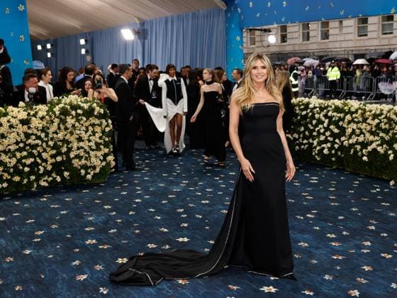 Entertainment Bilder des Tages Heidi Klum arrives on the red carpet at the 2025 Met Gala celebrating the opening of Superfine: Tailoring Black Style at The Metropolitan Museum of Art on Monday, May 5, 2025 in New York City.  NYP20250505542 JOHNxANGELILLO