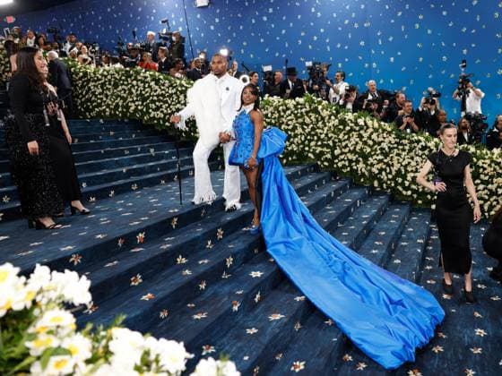 Jonathan Owens and Simone Biles arrive on the red carpet at the 2025 Met Gala celebrating the opening of Superfine: Tailoring Black Style at The Metropolitan Museum of Art on Monday, May 5, 2025 in New York City.  NYP20250505551 JOHNxANGELILLO