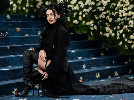 Entertainment Themen der Woche KW19 Entertainment Bilder des Tages Charli XCX arrives on the red carpet at the 2025 Met Gala celebrating the opening of Superfine: Tailoring Black Style at The Metropolitan Museum of Art on Monday, May 5, 2025 in New York City.  NYP20250505913 JOHNxANGELILLO