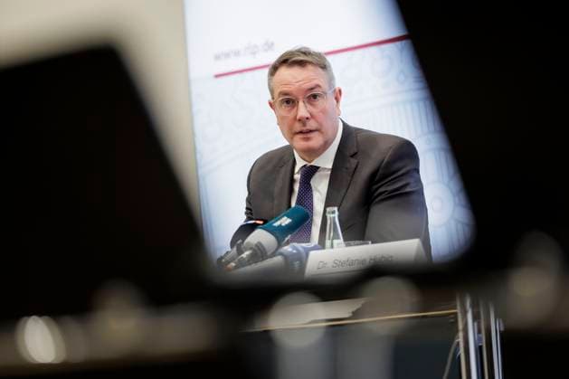 Alexander Schweitzer, Ministerpraesident des Landes Rheinland-Pfalz, aufgenommen im Rahmen einer Pressekonferenz in der Landesvertretung Rheinland-Pfalz in Berlin, 05.05.2025. Berlin Deutschland *** Alexander Schweitzer, State Premier of Rhineland-Palatinate, at a press conference at the Rhineland-Palatinate State Representation in Berlin, 05 05 2025 Berlin Germany Copyright: xKiraxHofmannx