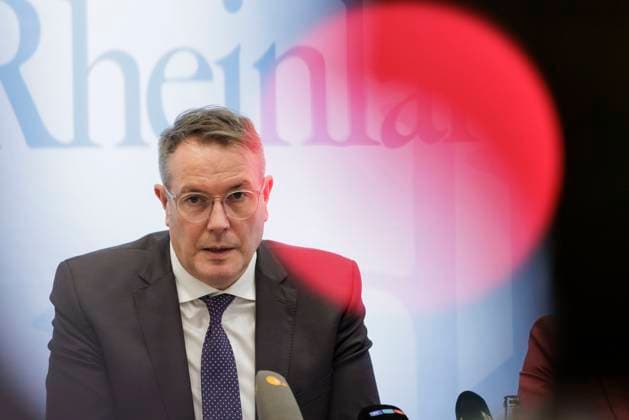Alexander Schweitzer, Ministerpraesident des Landes Rheinland-Pfalz, aufgenommen im Rahmen einer Pressekonferenz in der Landesvertretung Rheinland-Pfalz in Berlin, 05.05.2025. Berlin Deutschland *** Alexander Schweitzer, State Premier of Rhineland-Palatinate, at a press conference at the Rhineland-Palatinate State Representation in Berlin, 05 05 2025 Berlin Germany Copyright: xKiraxHofmannx