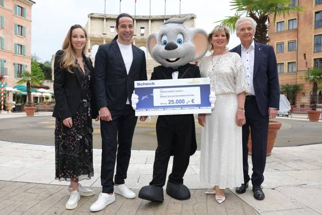 Europa Park Eagles Charity Golfcup 2025 Bülent Ceylan accepts the check in the amount of 25,000 euros for the Bülent Ceylan for Children Foundation On the picture from left Julia Fleschenberg, Bülent Ceylan, Euromaus, Mauritia and Jürgen Mack Europa Park Eagles Charity Golfcup 2025 on 05 05 2025 Hotel Colosseo, Rust, Baden Württemberg, Germany