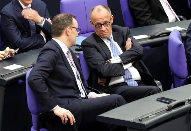 Bilder des Jahres 2025, News 05 Mai News Themen der Woche KW19 News Bilder des Tages Jens Spahn, Vorsitzender der CDU CSU Bundestagsfraktion, Friedrich Merz, des. Bundeskanzler, CDU, Bundestagssitzung mit dem 1. Wahlgang zur Kanzlerwahl, DEU, Berlin, 06.05.2025 *** Jens Spahn, Chairman of the CDU CSU parliamentary group, Friedrich Merz, the Federal Chancellor, CDU, Bundestag session with the 1st ballot for the election of the Chancellor, DEU, Berlin, 06 05 2025
