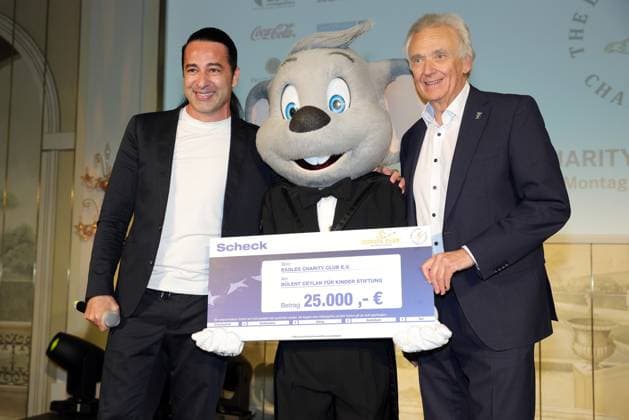Europa Park Eagles Charity Golfcup 2025 Bülent Ceylan and Jürgen Mack with the check in the amount of 25,000 euros for the Bülent Ceylan for Children Foundation Europa Park Eagles Charity Golfcup 2025 on 05 05 2025 Hotel Colosseo, Rust, Baden Württemberg, Germany