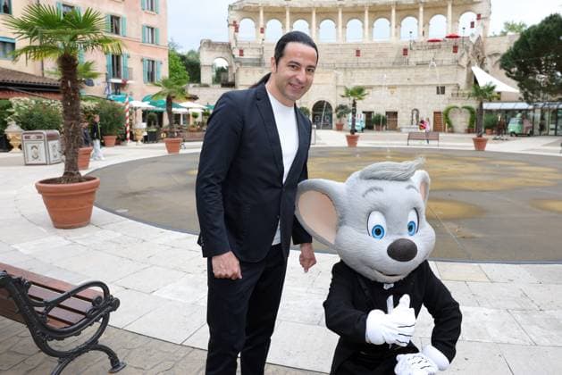 Europa Park Eagles Charity Golfcup 2025 Bülent Ceylan with the Euromaus from the Hotel Colosseo Europa Park Eagles Charity Golfcup 2025 on 05 05 2025 Hotel Colosseo, Rust, Baden Württemberg, Germany