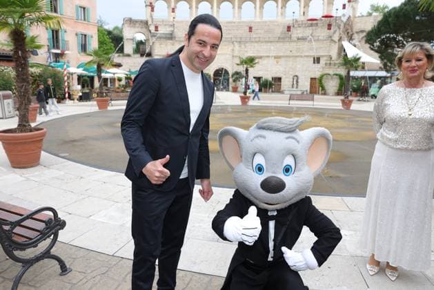 Europa Park Eagles Charity Golfcup 2025 Bülent Ceylan with the Euromaus from the Hotel Colosseo Europa Park Eagles Charity Golfcup 2025 on 05 05 2025 Hotel Colosseo, Rust, Baden Württemberg, Germany
