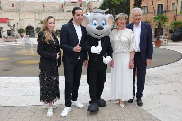 Europa Park Eagles Charity Golfcup 2025 Julia Fleschenberg, Bülent Ceylan, Euromaus, Mauritia and Jürgen Mack from left in front of the Hotel Colosseo Europa Park Eagles Charity Golfcup 2025 on 05 05 2025 Hotel Colosseo, Rust, Baden Württemberg, Germany
