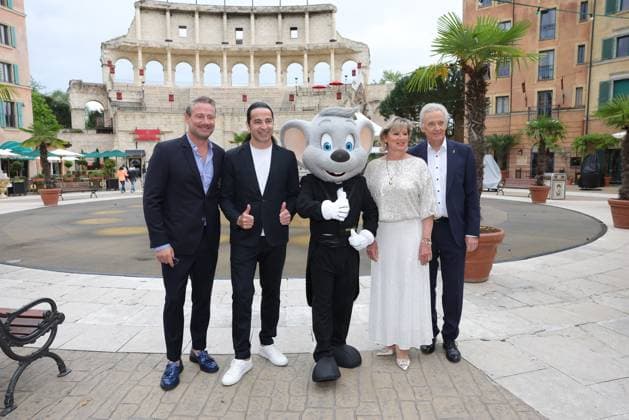 Europa Park Eagles Charity Golfcup 2025 Singer Sasha, Bülent Ceylan, Euromaus, Mauritia and Jürgen Mack from left in front of the Hotel Colosseo Europa Park Eagles Charity Golfcup 2025 on 05 05 2025 Hotel Colosseo, Rust, Baden Württemberg, Germany