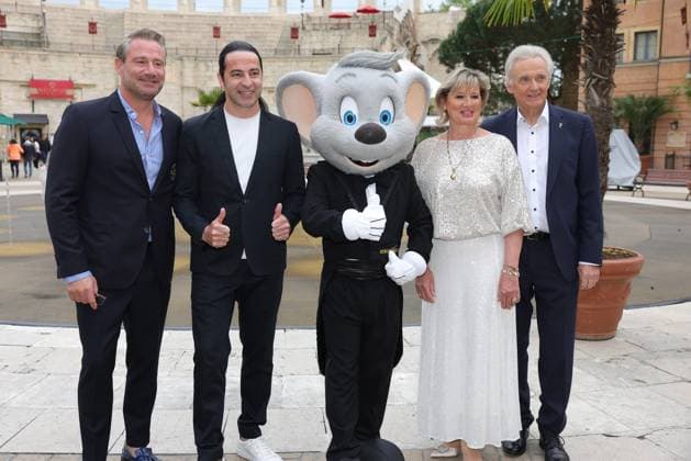 Europa Park Eagles Charity Golfcup 2025 Singer Sasha, Bülent Ceylan, Euromaus, Mauritia and Jürgen Mack from left in front of the Hotel Colosseo Europa Park Eagles Charity Golfcup 2025 on 05 05 2025 Hotel Colosseo, Rust, Baden Württemberg, Germany