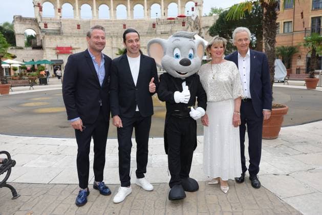Europa Park Eagles Charity Golfcup 2025 Singer Sasha, Bülent Ceylan, Euromaus, Mauritia and Jürgen Mack from left in front of the Hotel Colosseo Europa Park Eagles Charity Golfcup 2025 on 05 05 2025 Hotel Colosseo, Rust, Baden Württemberg, Germany