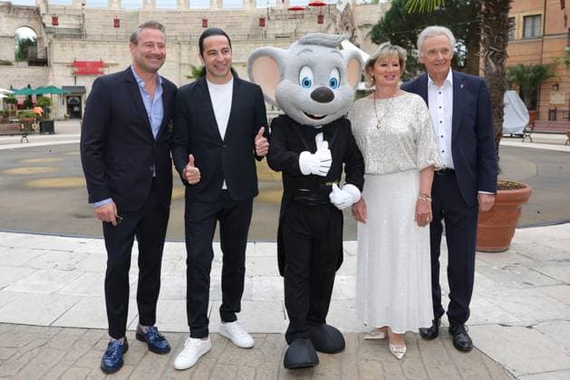 Europa Park Eagles Charity Golfcup 2025 Singer Sasha, Bülent Ceylan, Euromaus, Mauritia and Jürgen Mack from left in front of the Hotel Colosseo Europa Park Eagles Charity Golfcup 2025 on 05 05 2025 Hotel Colosseo, Rust, Baden Württemberg, Germany