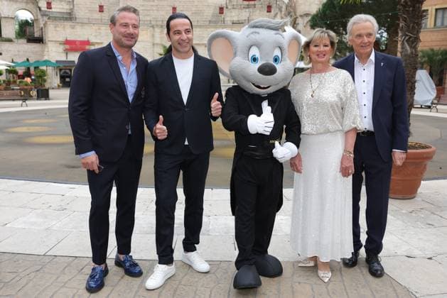 Europa Park Eagles Charity Golfcup 2025 Singer Sasha, Bülent Ceylan, Euromaus, Mauritia and Jürgen Mack from left in front of the Hotel Colosseo Europa Park Eagles Charity Golfcup 2025 on 05 05 2025 Hotel Colosseo, Rust, Baden Württemberg, Germany
