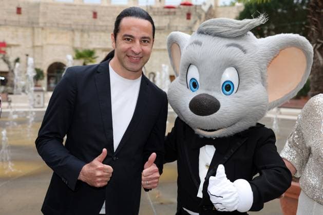 Europa Park Eagles Charity Golfcup 2025 Bülent Ceylan with the Euromaus in front of the Hotel Colosseo Europa Park Eagles Charity Golfcup 2025 on 05 05 2025 Hotel Colosseo, Rust, Baden Württemberg, Germany