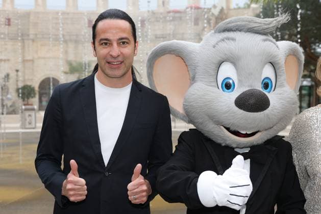 Europa Park Eagles Charity Golfcup 2025 Bülent Ceylan with the Euromaus in front of the Hotel Colosseo Europa Park Eagles Charity Golfcup 2025 on 05 05 2025 Hotel Colosseo, Rust, Baden Württemberg, Germany