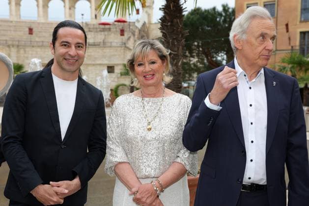 Europa Park Eagles Charity Golfcup 2025 Bülent Ceylan with Mauritia and Jürgen Mack in front of the Hotel Colosseo Europa Park Eagles Charity Golfcup 2025 on 05 05 2025 Hotel Colosseo, Rust, Baden Württemberg, Germany