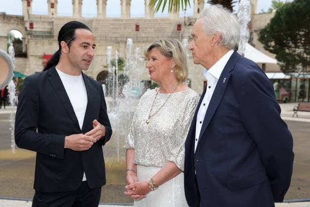 Europa Park Eagles Charity Golfcup 2025 Bülent Ceylan with Mauritia and Jürgen Mack in front of the Hotel Colosseo Europa Park Eagles Charity Golfcup 2025 on 05 05 2025 Hotel Colosseo, Rust, Baden Württemberg, Germany