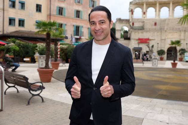 Europa Park Eagles Charity Golfcup 2025 Bülent Ceylan in front of the Hotel Colosseo Europa Park Eagles Charity Golfcup 2025 on 05 05 2025 Hotel Colosseo, Rust, Baden Württemberg, Germany