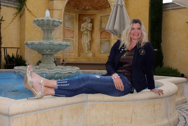Europa Park Eagles Charity Golfcup 2025 Former German bobsleigh pilot Sandra Kiriasis poses on a fountain in front of the Hotel Colosseo Europa Park Eagles Charity Golfcup 2025 on 05 05 2025 Hotel Colosseo, Rust, Baden Württemberg, Germany