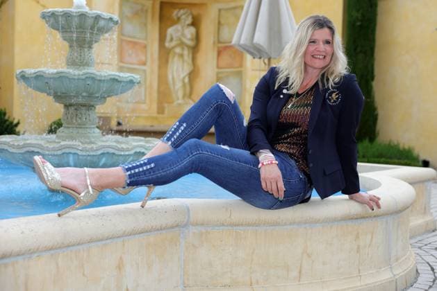 Europa Park Eagles Charity Golfcup 2025 Former German bobsleigh pilot Sandra Kiriasis poses on a fountain in front of the Hotel Colosseo Europa Park Eagles Charity Golfcup 2025 on 05 05 2025 Hotel Colosseo, Rust, Baden Württemberg, Germany