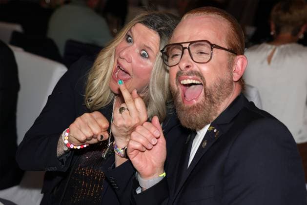 Europa Park Eagles Charity Golfcup 2025 Ross Antony jokes with Sandra Kiriasis on the occasion of the Gala Evening at Hotel Colosseo Europa Park Eagles Charity Golfcup 2025 on 05 05 2025 Hotel Colosseo, Rust, Baden Württemberg, Germany