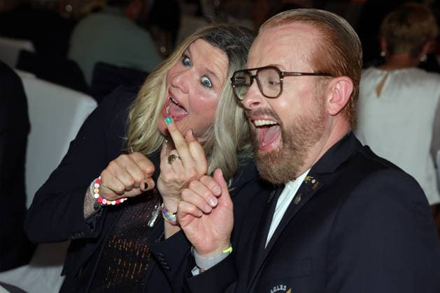Europa Park Eagles Charity Golfcup 2025 Ross Antony jokes with Sandra Kiriasis on the occasion of the Gala Evening at Hotel Colosseo Europa Park Eagles Charity Golfcup 2025 on 05 05 2025 Hotel Colosseo, Rust, Baden Württemberg, Germany