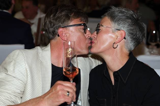 Europa Park Eagles Charity Golfcup 2025 Hansy Vogt gives wife Petra a kiss on the occasion of the gala evening at the Hotel Colosseo Europa Park Eagles Charity Golfcup 2025 on 05 05 2025 Hotel Colosseo, Rust, Baden Württemberg, Germany