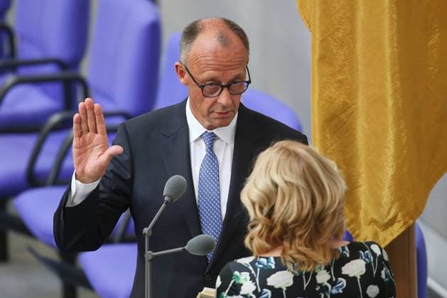 Bilder des Jahres 2025, News 05 Mai News Themen der Woche KW19 News Bilder des Tages Berlin, Deutschland, 06.05.2025: Deutscher Bundestag: 2. Bundestagssitzung: Bundeskanzler Friedrich Merz bekommt von Julia Klöckner den Amtseid abgenommen. *** Berlin, Germany, 06 05 2025 German Bundestag 2 Bundestag session Federal Chancellor Friedrich Merz is administered the oath of office by Julia Klöckner Copyright: xdtsxNachrichtenagenturx dts_65740