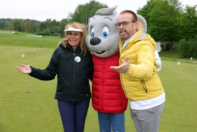 Europa Park Eagles Charity Golfcup 2025 Ireen Sheer and Ross Antony with the Euromaus on the golf course Europa Park Eagles Charity Golfcup 2025 on 05 05 2025 on the 18 hole course of the Europa Park Golfclub Breisgau e V Baden Württemberg, Germany