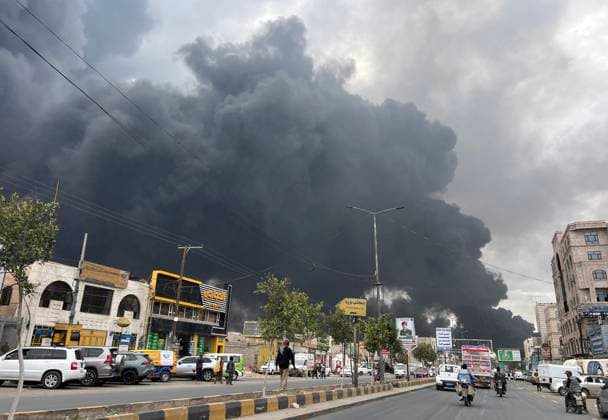 News Themen der Woche KW19 News Bilder des Tages (250506) -- SANAA, May 6, 2025 -- This photo taken by cellphone on May 6, 2025 shows smoke rising from the Dhahban power plant after airstrikes in Sanaa, Yemen. Intensive Israeli airstrikes struck Yemen s capital Sanaa and the northern province of Amran on Tuesday afternoon. In Sanaa, the strikes hit Sanaa International Airport, the Dhahban power plant, and two military sites. The Israeli military later confirmed that it carried out the strikes, saying it has rendered the airport inoperable, and that another target, the concrete factory in Amran, was used by Houthi forces for military purposes. (Photo by Xinhua) (SpotNews)YEMEN-SANAA-AIRSTRIKES Mohammed 