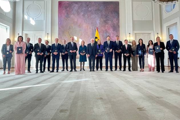 Bilder des Jahres 2025, News 05 Mai News Themen der Woche KW19 News Bilder des Tages Berlin, Deutschland, 06.05.2025: Schloss Bellevue: Ernennung der Bundesregierung durch den Bundespräsidenten: L-R: Bundesministerin für Wohnen, Stadtentwicklung und Bauwesen Verena Hubertz (CDU), Bundesministerin für Forschung, Technologie und Ramfahrt Dorothee Bär (CSU), Bundesminister für Landwirtschaft, Ernährung und Heimat Alois Rainer (CSU), Bundesminister der Verteidigung Boris Pistorius (SPD), Bundesminister für Umwelt, Klimaschutz, Naturschutz und nukleare Sicherheit Carsten Schneider (SPD), Bundesminister des Inneren Alxander Dobrindt (CSU), Bundesminister für Digitalisierung und Staatsmodernisierung Karsten Wildberger (Parteilos), Bundeskanzler Friedrich Merz (CDU), Bundesministerin für Bildung, Senioren, Frauen und Jugend Karin P Copyright: xdtsxNachrichtenagenturx dts_65738