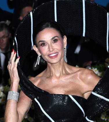 May 5, 2025, New York, Ny, United States: Demi Moore attends the 2025 Met Gala Celebrating Superfine: Tailoring Black Style at Metropolitan Museum of Art in New York. May 5, 2025. New York United States - ZUMAp281 20250505_zea_p281_275 Copyright: xPhotoxImagexPressx