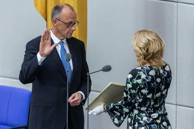 Entertainment Bilder des Tages Wahl des Bundeskanzlers am 06.05.2025 im Plenarsaal des Reichstagsgebäudes in Berlin Friedrich Merz ( Bundeskanzler ), links - leistet seinen Amtseid Eid - Julia Klöckner ( Bundestagspräsidentin ), rechts *** Election of the Federal Chancellor on 06 05 2025 in the plenary chamber of the Reichstag building in Berlin Friedrich Merz Federal Chancellor , left takes his oath of office Julia Klöckner President of the Bundestag , right xJRx