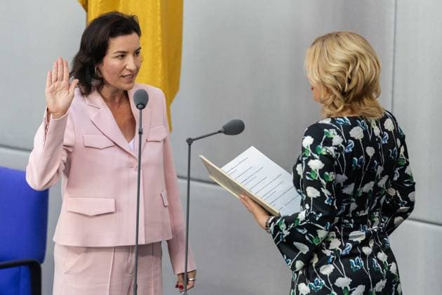 News Themen der Woche KW19 News Bilder des Tages Wahl des Bundeskanzlers am 06.05.2025 im Plenarsaal des Reichstagsgebäudes in Berlin Dorothee Bär ( Wissenschaftsministerin ) wird vereidigt *** Election of the Federal Chancellor on 06 05 2025 in the plenary chamber of the Reichstag building in Berlin Dorothee Bär Science Minister is sworn in xJRx