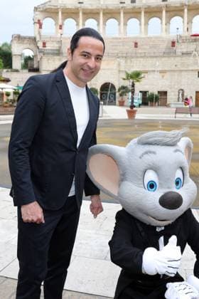 Europa Park Eagles Charity Golfcup 2025 Bülent Ceylan with the Euromaus in front of the Hotel Colosseo Europa Park Eagles Charity Golfcup 2025 on 05 05 2025 Hotel Colosseo, Rust, Baden Württemberg, Germany