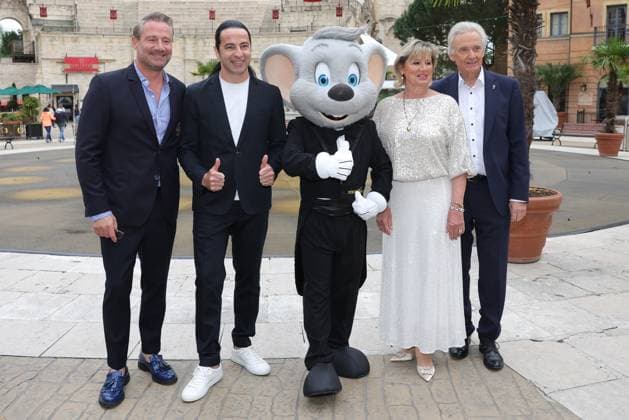 Europa Park Eagles Charity Golfcup 2025 Singer Sasha, Bülent Ceylan, Euromaus, Mauritia and Jürgen Mack from left in front of the Hotel Colosseo Europa Park Eagles Charity Golfcup 2025 on 05 05 2025 Hotel Colosseo, Rust, Baden Württemberg, Germany