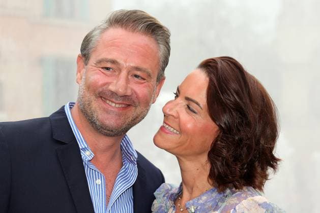 Europa Park Eagles Charity Golfcup 2025 Singer Sasha with wife Julia Röntgen in front of the Hotel Colosseo Europa Park Eagles Charity Golfcup 2025 on 05 05 2025 Hotel Colosseo, Rust, Baden Württemberg, Germany