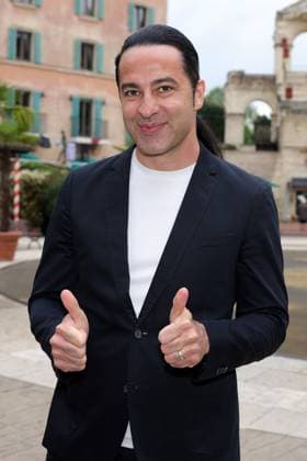 Europa Park Eagles Charity Golfcup 2025 Bülent Ceylan in front of the Hotel Colosseo Europa Park Eagles Charity Golfcup 2025 on 05 05 2025 Hotel Colosseo, Rust, Baden Württemberg, Germany