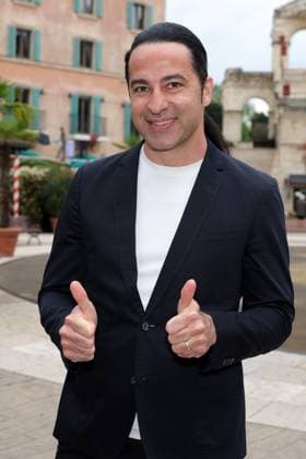 Europa Park Eagles Charity Golfcup 2025 Bülent Ceylan in front of the Hotel Colosseo Europa Park Eagles Charity Golfcup 2025 on 05 05 2025 Hotel Colosseo, Rust, Baden Württemberg, Germany