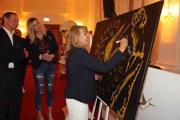 Europa Park Eagles Charity Golfcup 2025 Ireen Sheer signs a painting on the occasion of the Gala Evening at Hotel Colosseo Europa Park Eagles Charity Golfcup 2025 on 05 05 2025 Hotel Colosseo, Rust, Baden Württemberg, Germany