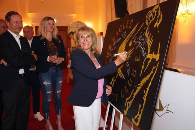 Europa Park Eagles Charity Golfcup 2025 Ireen Sheer signs a painting on the occasion of the Gala Evening at Hotel Colosseo Europa Park Eagles Charity Golfcup 2025 on 05 05 2025 Hotel Colosseo, Rust, Baden Württemberg, Germany