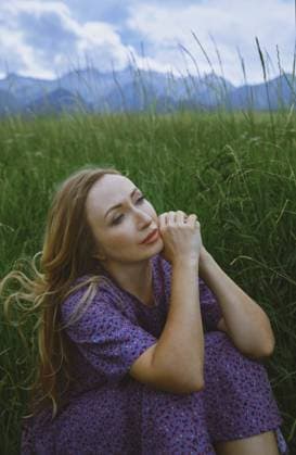 Creative Highlight Symbolbilder Gelassene blonde Frau sitzt entspannt auf einer Wiese, USA, Nordamerika Serene blond woman sits and relaxed in a grass, USA, North America Copyright: imageBROKER ArmanxZhenikeyev ibxazh13372702.jpg ,model released, Symbolfoto ,property released