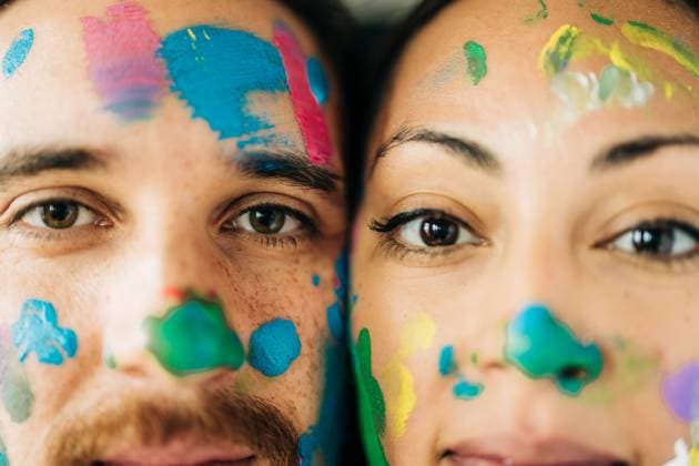 Creative Highlight Symbolbilder Extreme close-up of couple?s faces covered in bright paint splashes North Andover, Massachusetts, United States CR_FKNH250506-1711378-01 ,model released, Symbolfoto