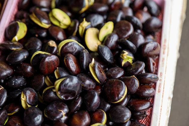IMAGO Creative, Jahreszeit Sommer, Food, Pflaume Close-up view of Djenkol beans in market Phiman, Satun, Thailand R_GXKV250506A-1719644-01