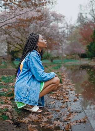 Creative Highlight Symbolbilder Black woman with afro pigtails in a denim jacket by the river Philadelphia, Pennsylvania, United States R_VDXM25050623-1719578-01 ,model released, Symbolfoto