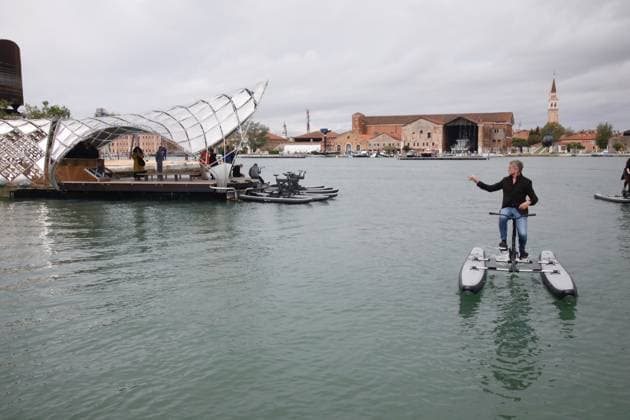 Bilder des Jahres 2025, Entertainment 05 Mai Entertainment Themen der Woche KW19 Entertainment Bilder des Tages Architecture Biennale 2025 Director Carlo Ratti on the Schiller Water Bike, a water bicycle created by Jessica Schiller, during the Architecture Biennale 2025, Venice, Italy 07 May 2025, Credit:Mirco Toniolo Avalon Italy, Venice  Copyright: xMircoxToniolox xAvalonx 0996186484