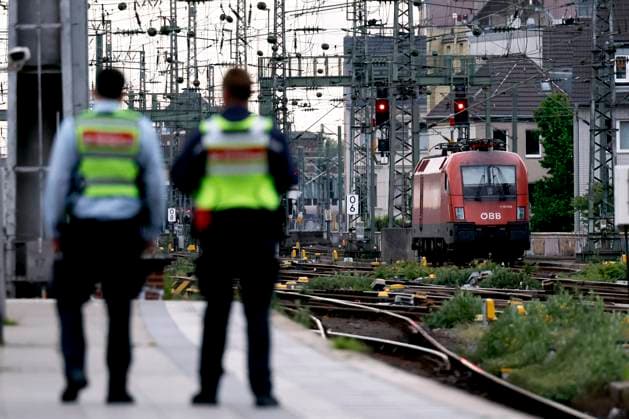 Impression vom Kölner Hauptbahnhof: Sicherheitskräfte der DB schauen auf die Gleisanlagen. Am Kölner Hauptbahnhof hat eine zweieinhalb Wochen dauernde weitreichende Sperrung des Zugverkehrs begonnen. Grund ist die Inbetriebnahme eines neuen elektronischen Stellwerks. Viele Regionalbahnen und S-Bahnen können deshalb nicht über den Hauptbahnhof fahren. (Themenbild, Symbolbild) Köln, 04.05.2025 NRW Deutschland *** Impression of Cologne Central Station DB security staff look at the tracks At Cologne Central Station, a far-reaching closure of train traffic has begun that will last two and a half weeks The reason is the commissioning of a new electronic interlocking system Many regional trains and suburban trains will therefore not be able Copyright: xChristophxHardtx