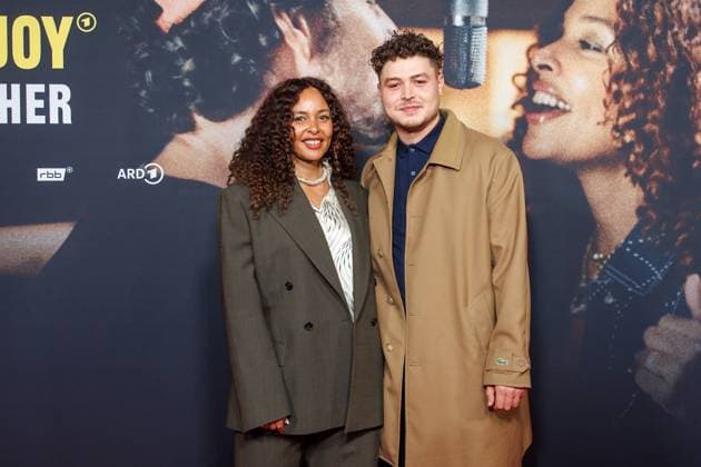 Bilder des Jahres 2025, Entertainment 05 Mai Premiere - Doku Serie Max & Joy Komm näher Joy Denalane und Isaiah Naledi Herre bei der Premiere zur Doku-Serie Max & Joy Komm näher in der Astor Film Lounge am 07.05.2025 in Berlin. *** Premiere of the documentary series Max Joy Komm näher Joy Denalane and Isaiah Naledi Herre at the premiere of the documentary series Max Joy Komm näher at the Astor Film Lounge on 07 05 2025 in Berlin Copyright: xEventpressxKochanx