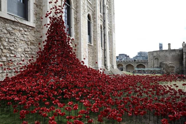 Bilder des Jahres 2025, News 05 Mai News Themen der Woche KW19 News Bilder des Tages (250508) -- LONDON, May 8, 2025 -- This photo taken on May 7, 2025 shows a view of ceramic poppies displayed at the Tower of London in London, Britain. An installation of nearly 30,000 ceramic poppies is on display from May 6 to Nov. 11 at the Tower of London, commemorating the 80th anniversary of the end of the Second World War. ) BRITAIN-LONDON-CERAMIC POPPIES-WWII-80TH ANNIVERSARY LixYing 